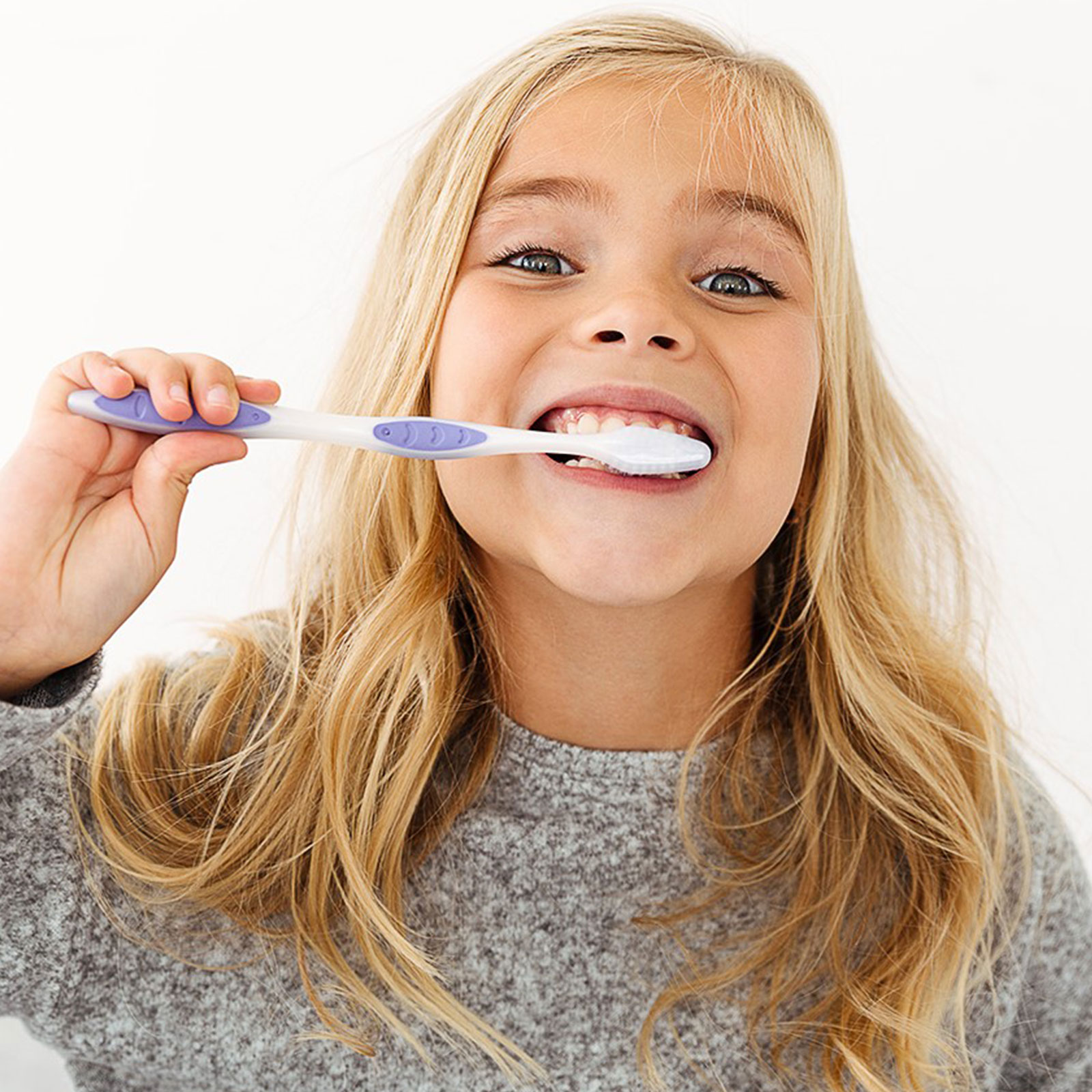 bambina che lava i denti